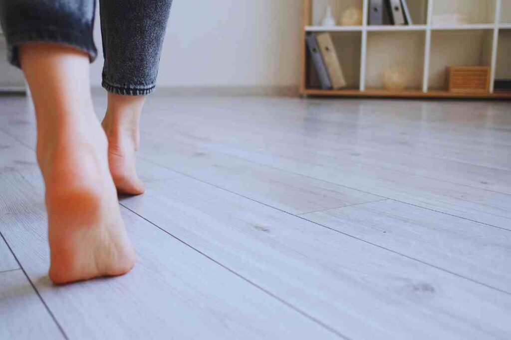 Piedi su pavimento